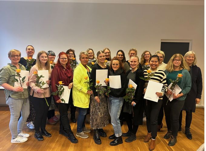 Das Bild zeigt die 18 Personen der Ausbildungsgruppe zusammen mit der Lieterin Esta Schlenther-Möller